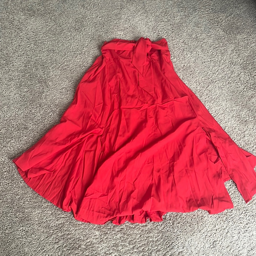 Skirt, tie front two slits.